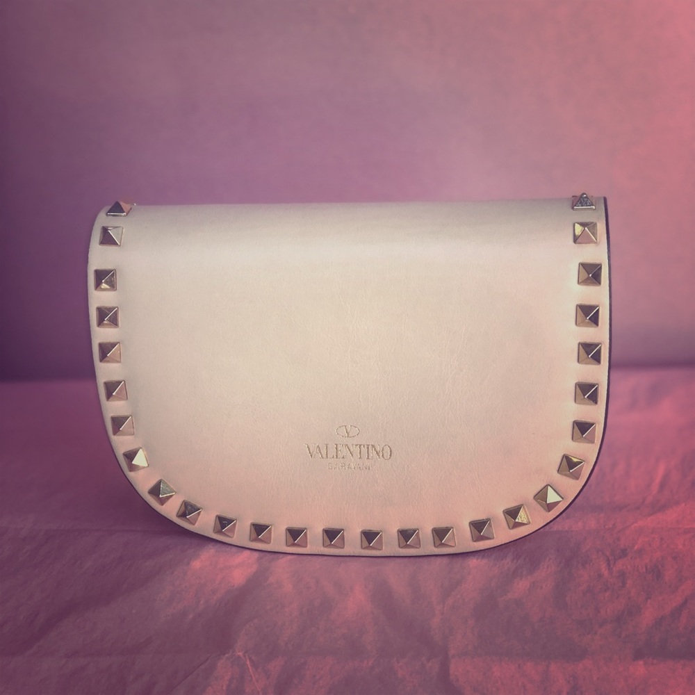 Light pink studded Valentino hand bag with chain
